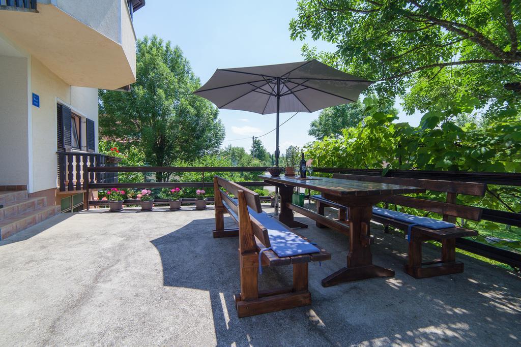 Apartmant & Room Bruna Drežnik Grad Екстериор снимка