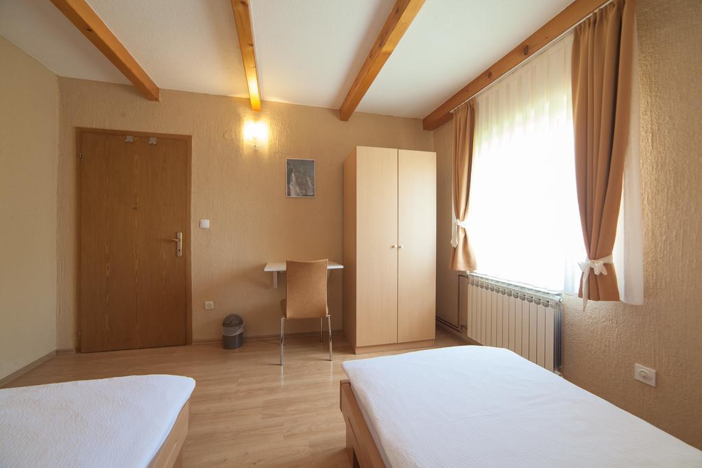 Apartmant & Room Bruna Drežnik Grad Екстериор снимка