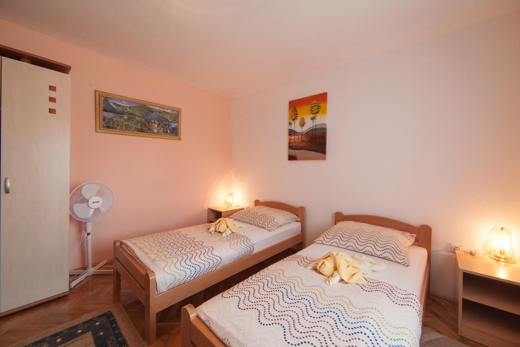 Apartmant & Room Bruna Drežnik Grad Екстериор снимка